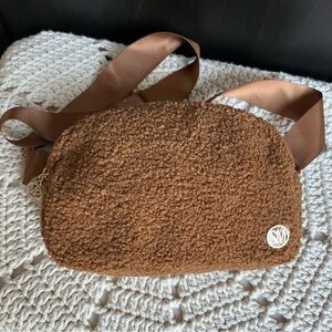 NWT Steve Madden Teddy Everywhere belt bag cognac brown fleece and gold hardware